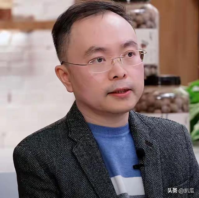 蔡磊传出好消息！终于能下楼溜达，见到儿子笑了，爷俩靠镜子交流