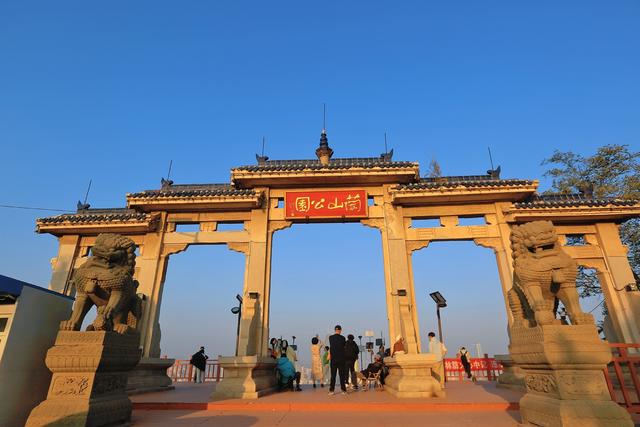 兰州兰山公园，等一场照亮金城的暮色，是欣赏城市美景的好去处