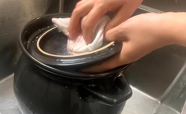 曝光“毒砂锅”！用它煲汤就是煲“毒汤”，许多人家里还在用