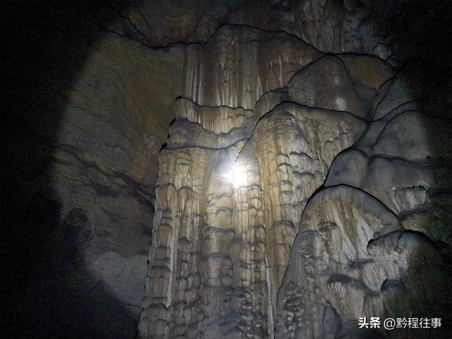 偏远乡野中寻找一个古寺遗址，探险一个深邃溶洞