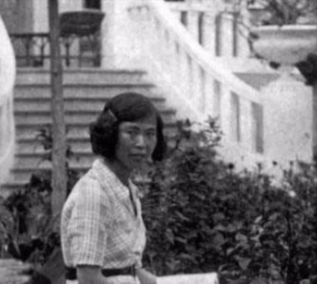 79年贺子珍去纪念堂，看到水晶棺下意识伸手，工作人员：禁止触碰