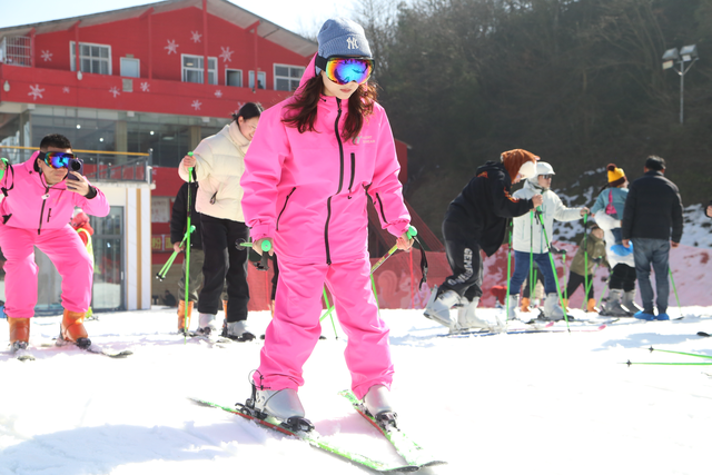 网络达人化身童话NPC，沉浸式打卡玉舍雪山滑雪场