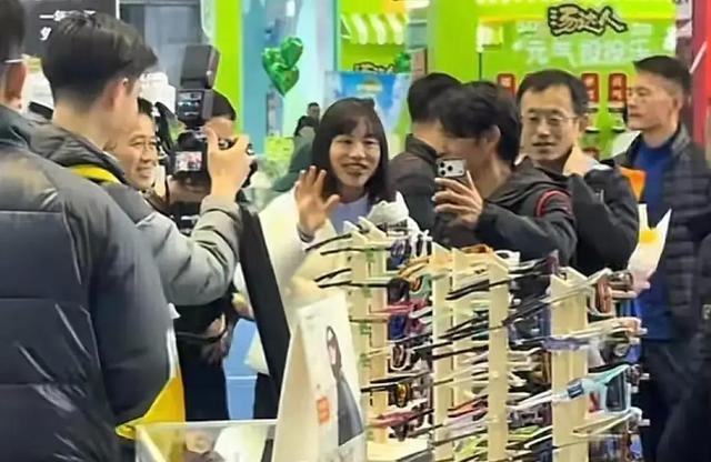 最快护士张水华受到重庆市民鲜花簇拥欢迎，有望打破业余选手纪录