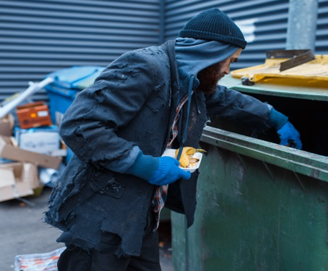 英国男子靠翻垃圾箱年入4000英镑，曾捡到名牌包，一战古董和珠宝