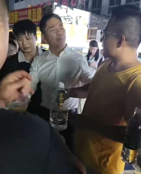 刘强东深夜吃大排档，用塑料大碗喝散装白酒，小摊当晚生意火爆