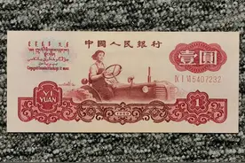 男子回收废品中发现大量旧版纸币，怀疑是假币，经鉴定全是真钞。图片