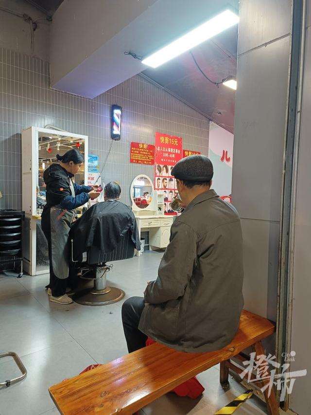 临平前村农贸市场，韩国旅游团一波一波来打卡，每次都现场买西瓜