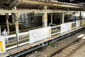 日本神奈川县一男子将两人推下铁路站台图片