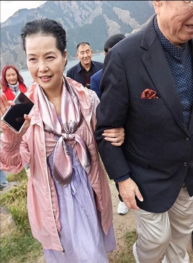 86岁李双江和梦鸽游新疆天山池，他头发稀疏，皱纹满满雀斑多 老了