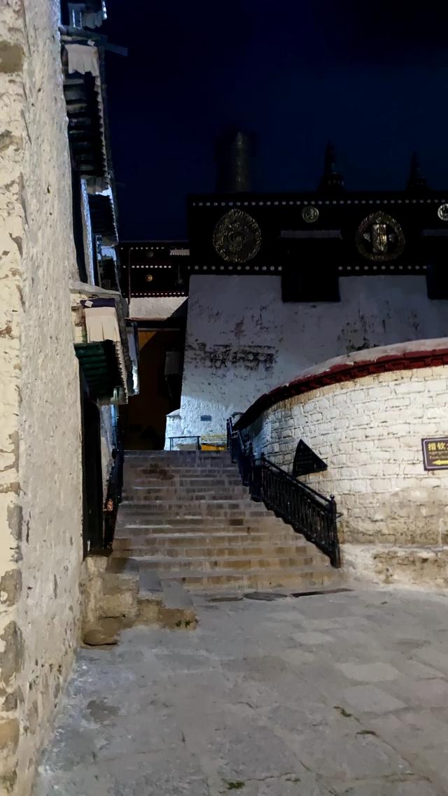 爬拉萨哲蚌寺后山，从海拔3600米到山顶5300米，上下20公里