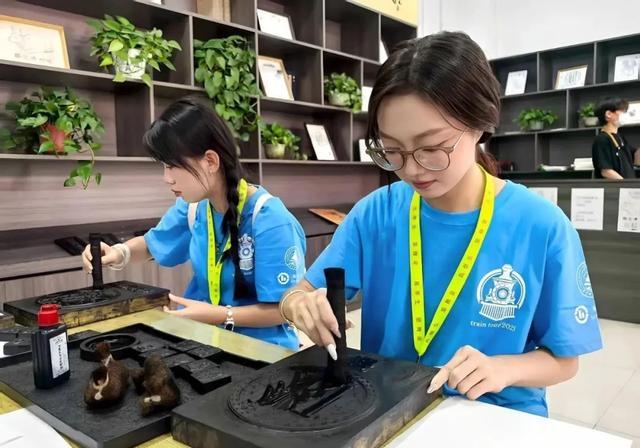 300余名港澳台与内地青年探秘宁夏 共赴自然资源保育之约——“爱我中华”青年大汇聚火车团来宁交流参访掠影