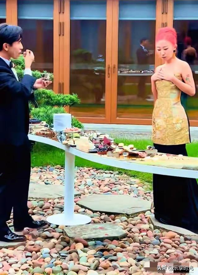 刘欢女儿在重庆举行婚礼！桌上摆了茅台，刘欢哭了，不舍女儿出嫁