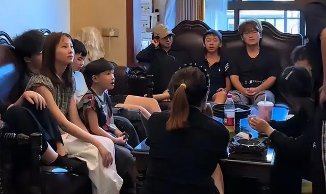 16个外甥为了回馈舅舅，凑钱给舅舅给买车！网友：这也太暖了吧！