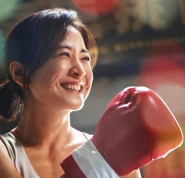 退出春晚解散公司，被“综艺”开除，44岁贾玲近况曝光，面相变了