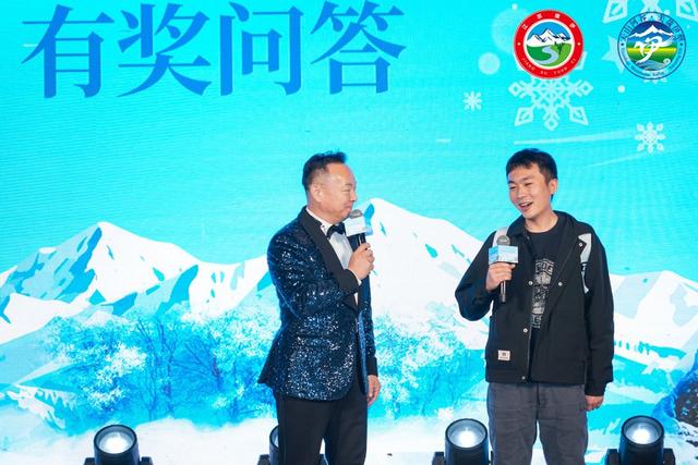 “冰雪胜境 美哉伊犁”2025伊犁冬季文旅推介会走进成都宽窄巷子