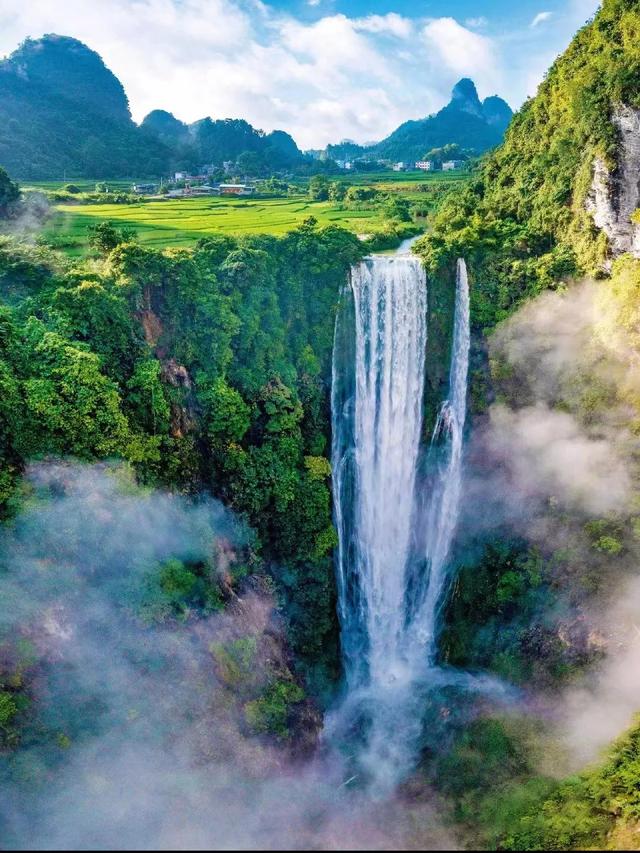 广西山水诗:筏穿三门天光,瀑叩通灵仙门,绿湖夜揉星