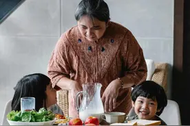 “凭什么姥姥把我带大，却让我多孝顺奶奶？”爸爸的回答惹人深思图片