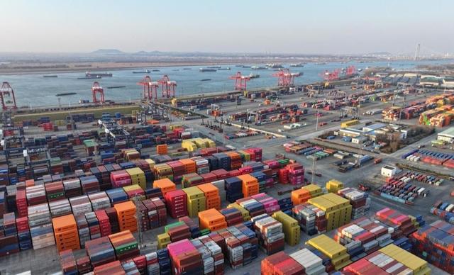 中美博弈再度升级？特朗普一声令下，中国92台起重机被突击检查