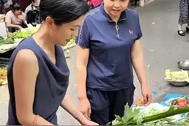 汪涵妻子菜场买菜，46岁素颜买4元艾草，挂千万别墅门前迎接端午图片