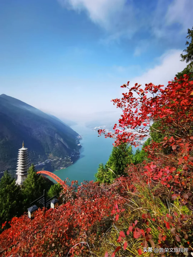 徒步三峡：霜叶漫山处，一步一千年