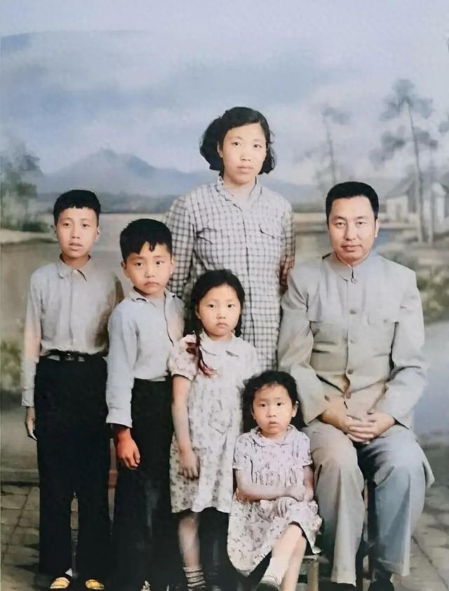 1949年	，华国锋和妻子韩芝俊的合影，她18岁，端庄贤惠	，气质不凡