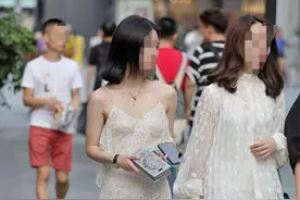 全裸为美？三亚湾海滩上惊现裸女，当着小孩面全裸，基本审美呢！图片