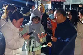 继“鹅腿阿姨”走红后，上海五角场大学生狂抢“糖葫芦叔叔”图片