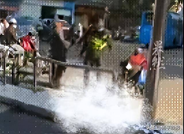 老人被城管队员推倒后离世，福建福安警方通报：郑某亮用身体冲撞吴某富，致吴某富受伤后死亡，已被依法刑拘