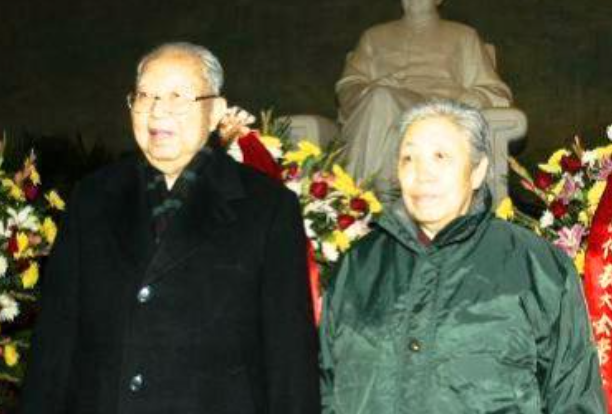 15岁入党，18岁和主席结婚，如今仍健在，却几乎不露面