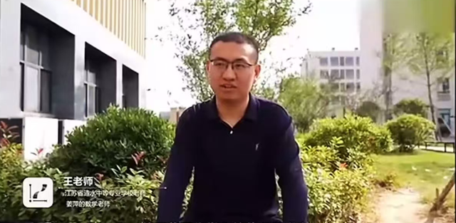姜萍现状如何？一家不知去向，新学期未返校，疑似某服装厂打工