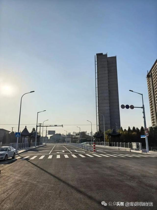 在海安新立发桥上看看老通扬河的水，回味春秋风云！