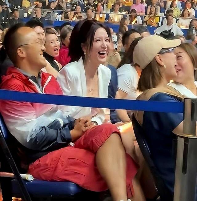 张萌夫妇看演唱会，领口好低险些走光，总裁老公一脸宠溺太幸福！