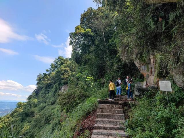 探寻巴南圣灯山上最美的古山寨，大量古迹石刻，有路线图，免费