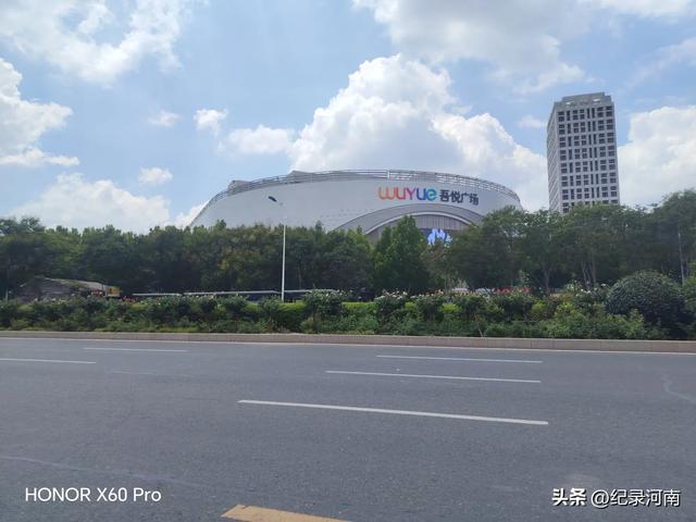 信华建国酒店和新城吾悦广场，如同商丘市中心城区的两颗璀璨明星