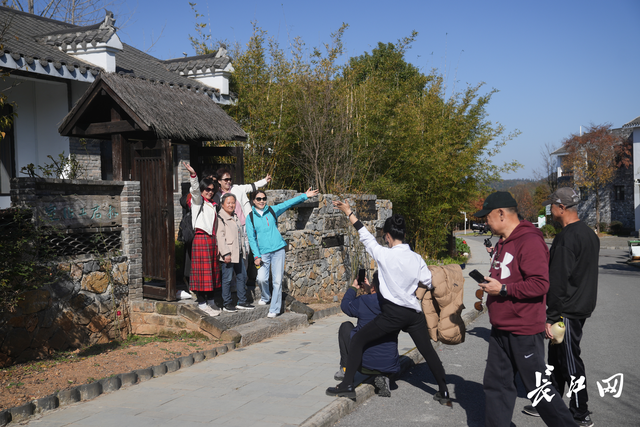 拔萝卜、品美食、打卡艺术民宿…… 武汉车友自发周末游咸宁