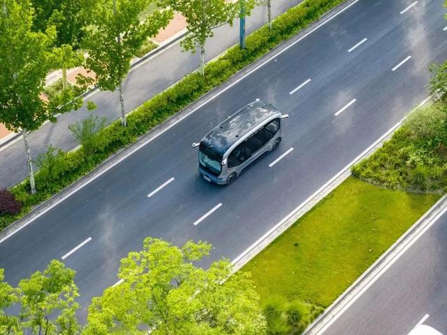 江苏南京生态科技岛园区来了“新同事” 无人物流车招手即停