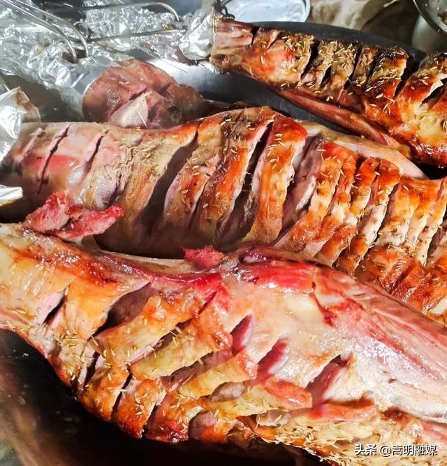 自在嵩明丨嵩阳街道天生潭渔庄：水上烧烤听风吟，两岸烟火共朝夕