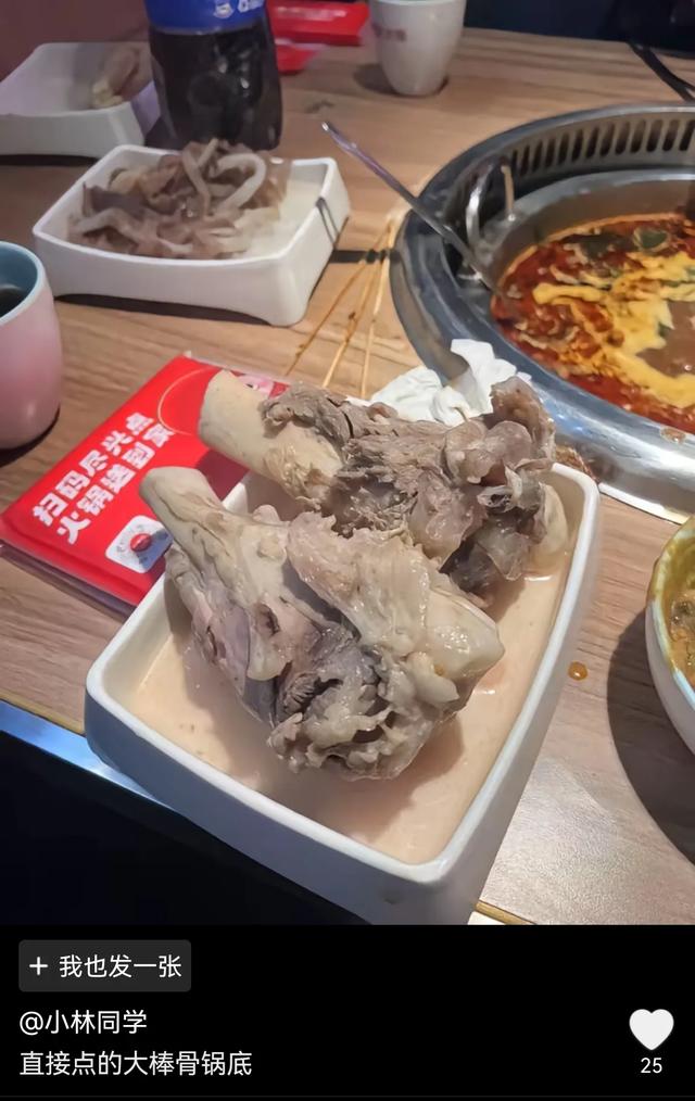 笑死了！女子喂烤肠店老板的狗吃烤肠，老板：那不干净，别给它吃