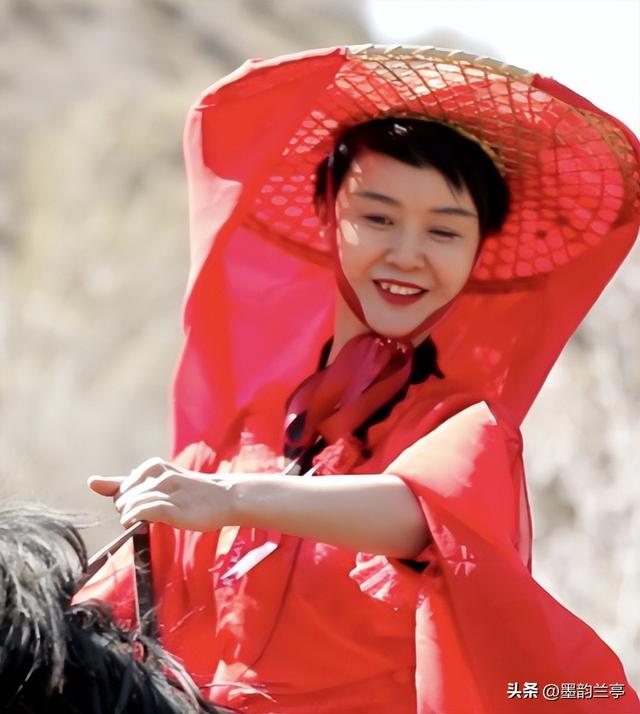 官媒锐评贺娇龙去世风波，句句一针见血	，杨振宁、成龙都是受害者