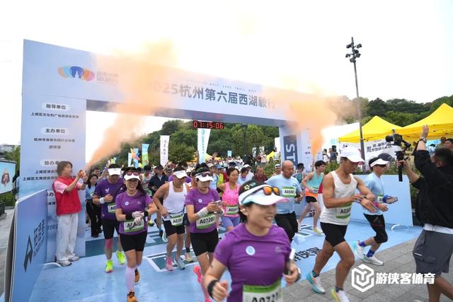 从吴山广场出发，3000多名徒步爱好者一起走过西湖！