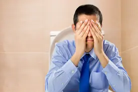 48岁男子一天大便3次，确诊肠癌！上厕所时的4个表现或是肠癌信号图片