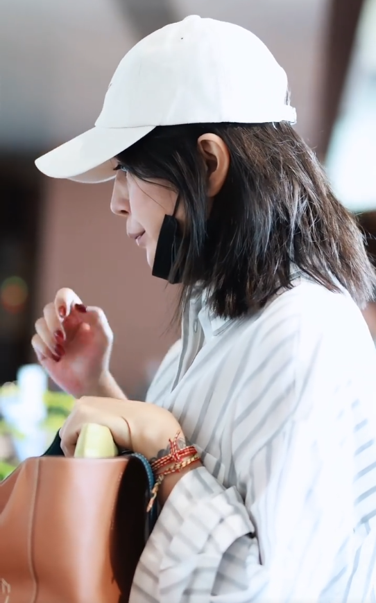 封杀四年，49岁赵薇突传消息，因胃癌去世传闻5个月前就真相大白