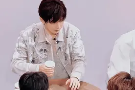 成毅太可爱了！采访记者连续问两个问题，成毅脑子直接宕机！图片