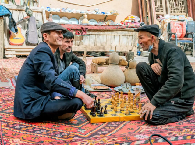 大量香港游客涌入新疆，不看景点不吃羊肉串，跑这么远是想啥？