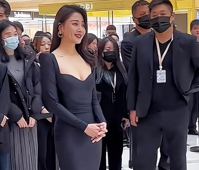 秦岚的胸，李小冉的腿，殷桃的腰，这些中年女星简直迷死人