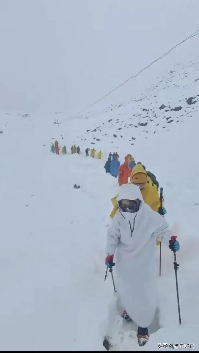突发暴雪！近千人被困，有人失温，情况紧急！景区关闭并停售门票