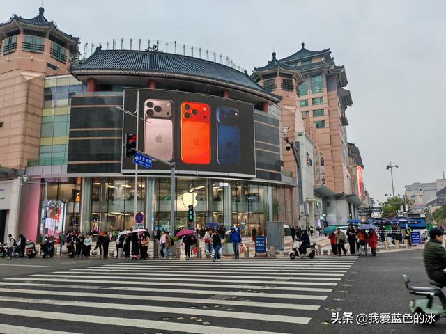 从中国美术馆出来，钻胡同，一路逛到王府井大街