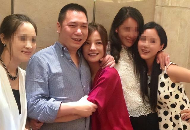 落毛凤凰不如鸡！49岁赵薇再曝近况，全身包裹严实 不敢露脸怕见人