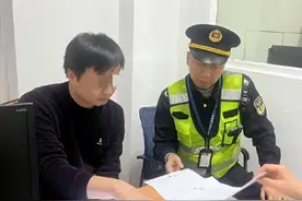 大学生打车不系安全带被司机收300元“罚款”？涉事车辆和司机已被查获！ 律师：乘客不系安全带最多罚50元图片