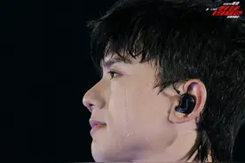 "张杰演唱会惊现‘情感大爆发’，网友：这雨下得比直播还刺激！"图片